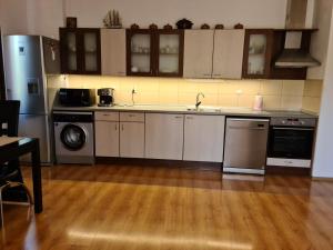 Cozy apartment with Pool, Lovely Garden, BBQ