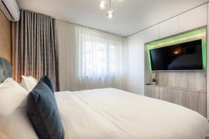 5th Floor Executive Apartment with Balcony and Free Parking