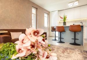 5th Floor Executive Apartment with Balcony and Free Parking