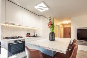 5th Floor Executive Apartment with Balcony and Free Parking