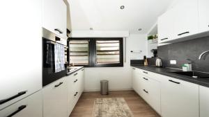 3,5-Zimmer inkl Arbeitsplatz, WLAN & free Netflix, Amazon-Free Parken vollausgestattete Wohnung, 24h Check In