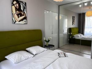 EUROPA22 "Apartament Delux" z wanną - CENTRUM MIASTA BROWARNA z widokiem na staw z fontannami