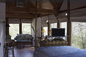 Maisons de vacances Maison en pierre dans la foret - piscine & calme : photos des chambres