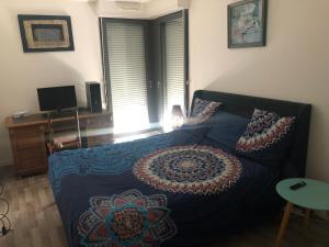 Grande chambre 14 m2 avec salle de bain privative à Nanterre Préfecture proche La Défense Aréna Campus SNCF et Paris