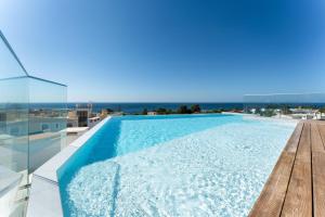 Stunning 3 BDR Flat W/ Rooftop Pool by LovelyStay