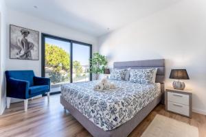 Stunning 3 BDR Flat W Rooftop Pool by LovelyStay