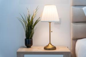 Stunning 3 BDR Flat W Rooftop Pool by LovelyStay