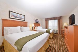Queen Room with Two Queen Beds - Hearing Accessible room in Holiday Inn Express Rawlins an IHG Hotel