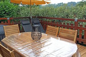 Chalets Le Chalet du lac avec spa et piscine prives pour le printemps et l'ete et poele a bois reconfortant en hiver : photos des chambres