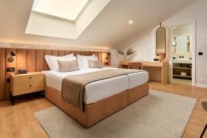 Deluxe Double or Twin Room with Skylight - Attic room in Hotel Croatia
