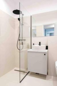 Sunny 2BR Flat - Top Location - 3 Balconies