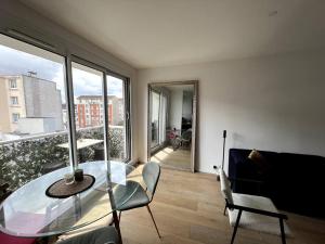 Appartements Appt neuf Courbevoie 3 terrasses + plancha+ home cinema : Appartement 1 Chambre