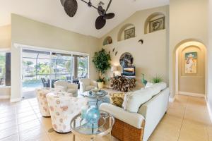 Villa Neptunes Grotto- BRAND NEW with heated Pool, Hot Tub, and dock with Tiki