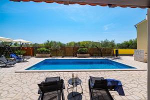 Apartment house Simoni with pool, Zadar county