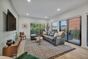 HUGE downtown corner unit- Pool-Gym-Walk 2 Broadway