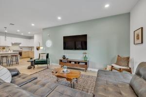 HUGE downtown corner unit- Pool-Gym-Walk 2 Broadway