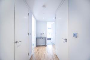 Modern 12th Floor | Balcony Striking London View