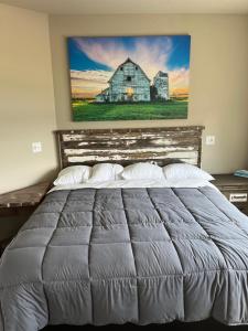King Suite with Balcony room in Luckys Lodge