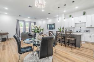 Luxury Haven near Dwtn, Med CTR, with Fast Free WiFi, Parking