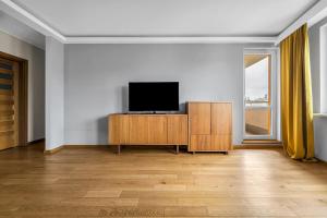 Wola Tower - 60m2, Balcony with City View, Parks Nearby - by Rentujemy