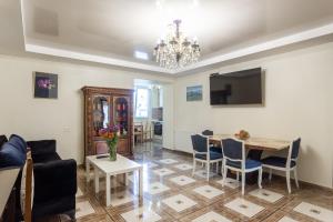 Prime location Apartment with Three Bedroom