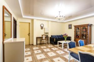 Prime location Apartment with Three Bedroom