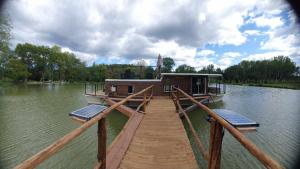 Bateaux Peniche sur un lac : photos des chambres
