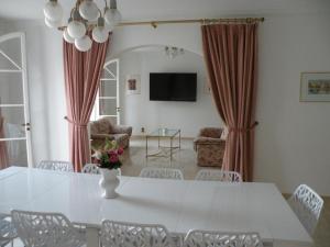 Appartements GRAND APPARTEMENT 7 PERSONNES PISCINE VUE EXCEPTIONNELLE BAIE DE CANNES CALME +++ : photos des chambres