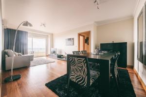 By the Sea II - calmo com piscina e vista mar.