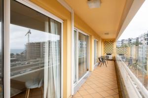 By the Sea II - calmo com piscina e vista mar.