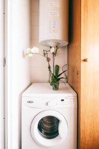 By the Sea II - calmo com piscina e vista mar.