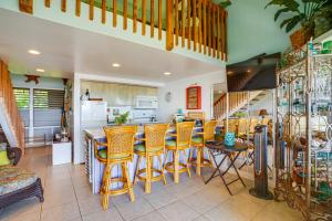Oceanfront Maunaloa Condo, Steps to Pool and Beach!