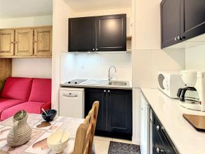 Studio lumineux avec balcon - Pied des pistes, piscine, parking et commerces à proximité - FR-1-267-218