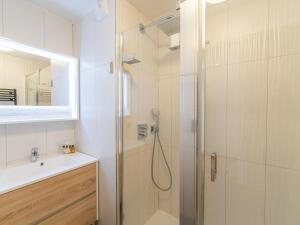 Appartement spacieux à Courchevel, 12-14 pers., parking & ski-inski-out - FR-1-563-116