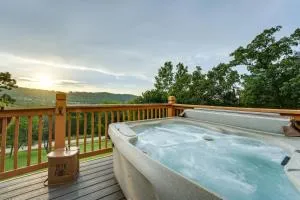 Lake-View Home in Blue Eye with Hot Tub and Fire Pit! - Omaha