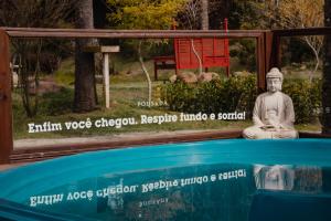 Suítes Pousada Jardim do Buda com café e piscina