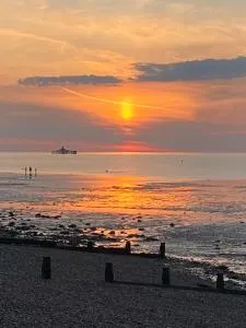 Stylish contemporary seaside holiday home with 5 bedrooms, sea view, parking and EV point - Beltinge