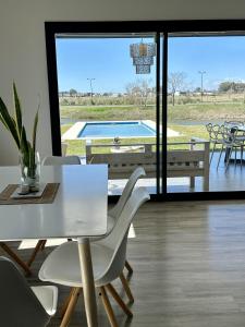 Casa familiar a la laguna en San Sebastian, Escobar, 3 dormitorios, jardín, pileta, parrilla y canoas