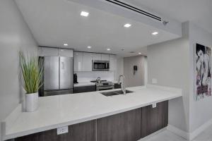 A Wave From It All! Direct water views!