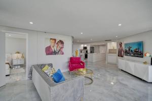 GoldDust - Water and City Views!