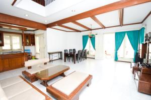 Villa Puncak Kota Bunga, Swarna Villa Swimming Pool