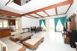 Villa Puncak Kota Bunga, Swarna Villa Swimming Pool