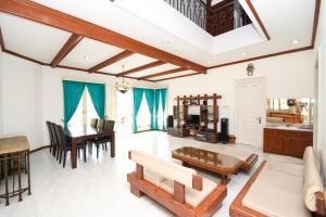 Villa Puncak Kota Bunga, Swarna Villa Swimming Pool