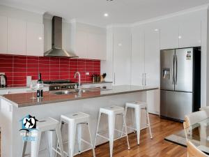 4BR Contemporary Coastal Home with Rural Outlook