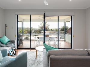 4BR Contemporary Coastal Home with Rural Outlook