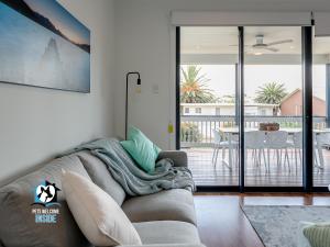 4BR Contemporary Coastal Home with Rural Outlook