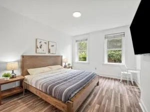 Oakland/University @C Modern & Stylish Private Bedroom with Shared Bathroom - Schenley Heights