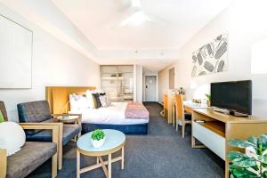 Pure Synergy Explore Darwins Riches from Two Separate Apartments