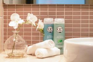 Pure Synergy Explore Darwins Riches from Two Separate Apartments