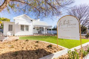 White House Swan Hill